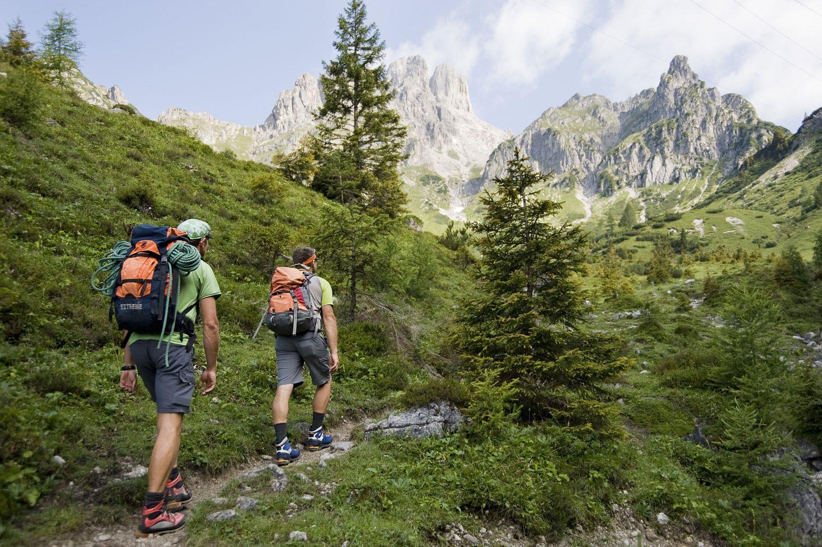 Filzmoos-hikers-on-trail-summer