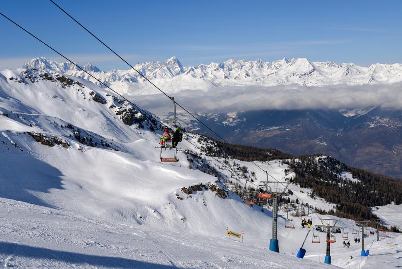https://a.storyblok.com/f/150663/2119x1414/e3fbc288b3/pila-ski-lift.jpg