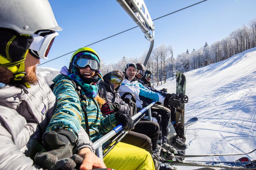https://a.storyblok.com/f/150663/2121x1414/49be59eb36/group-of-friends-skiing-smiling-happy.jpg