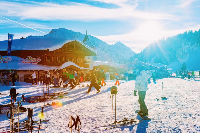 https://a.storyblok.com/f/150663/2121x1414/746ec0a63a/apres-mayrhofen-penken.jpg