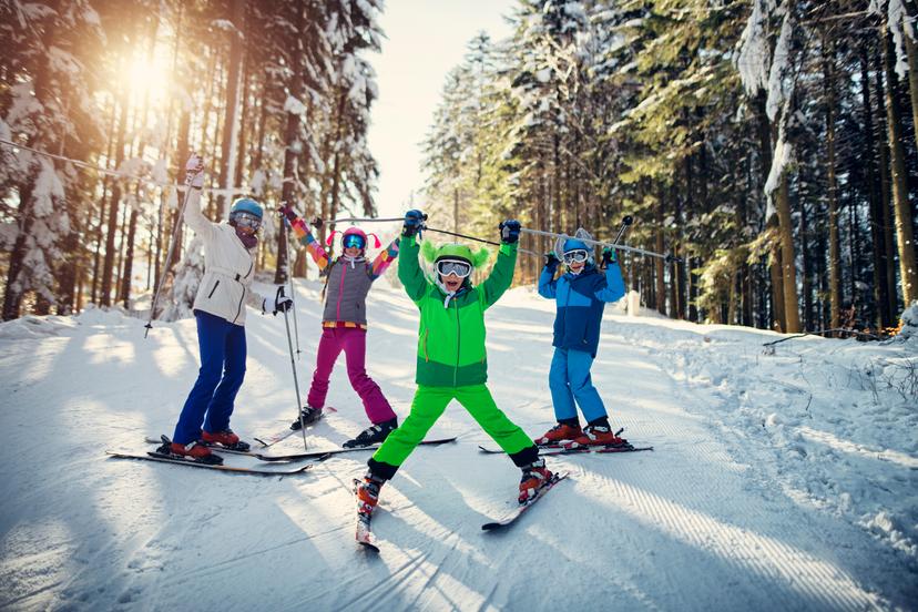 https://a.storyblok.com/f/150663/2121x1414/f166a60dc3/kids-skiing-family-happy-smiling-excited.jpg