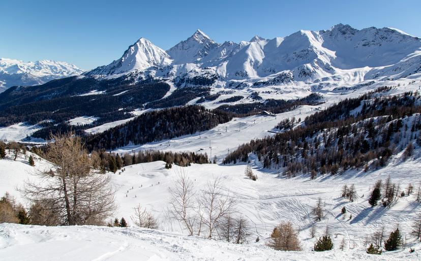 Pila-mountains-skiers