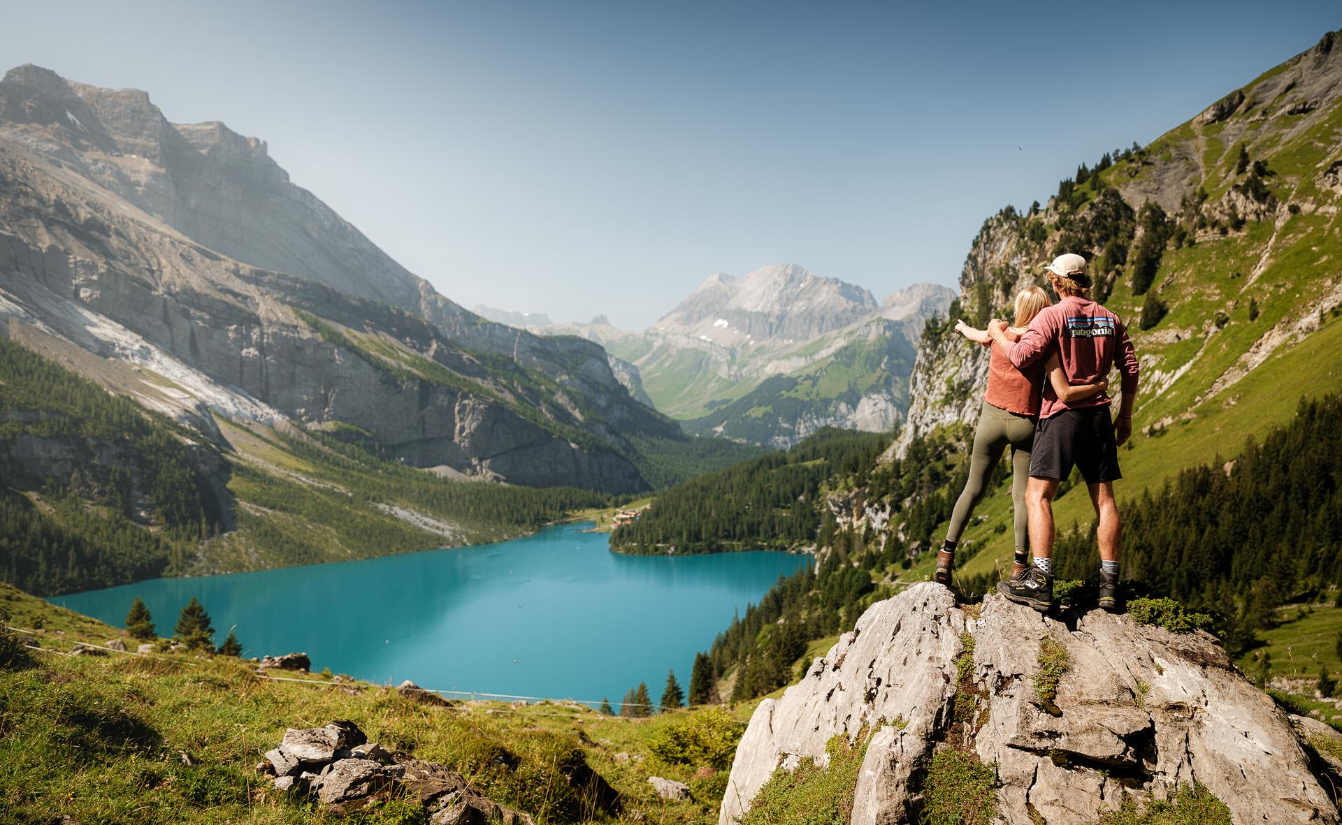 Kandersteg-Summer-Lake-Couple-Hiking