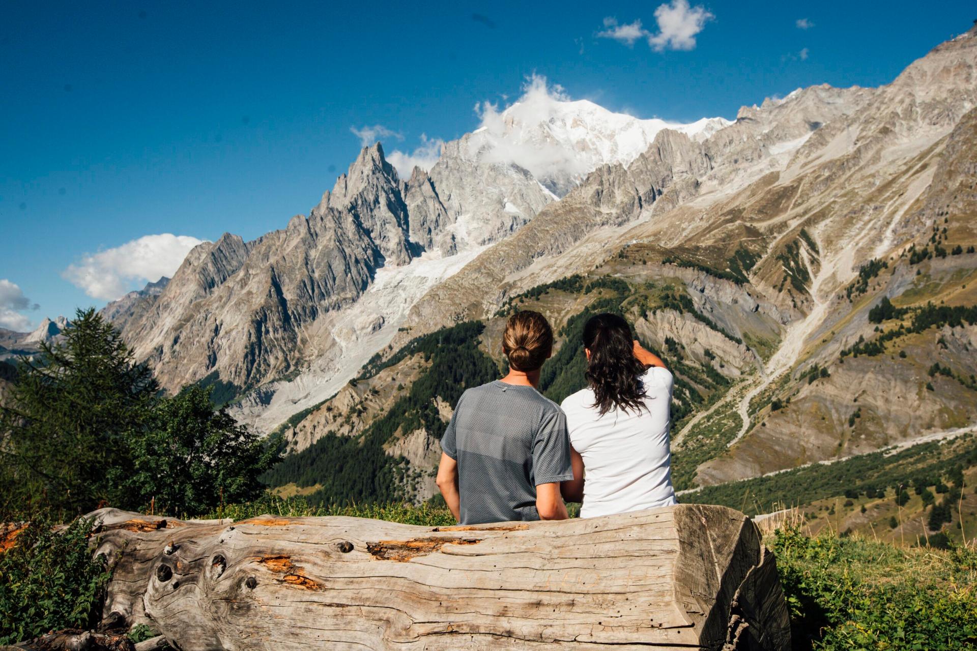 Courmayeur-hikers-views-sunshine