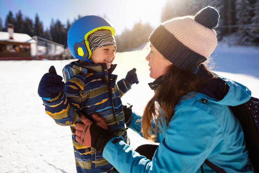 https://a.storyblok.com/f/150663/3864x2576/37981bc67c/mum-and-kid-on-the-slopes-smiling.jpg