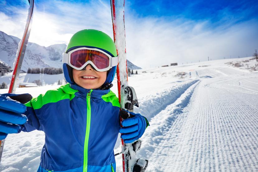 https://a.storyblok.com/f/150663/3864x2576/c82ad4a3ef/child-smiling-with-skis.jpg