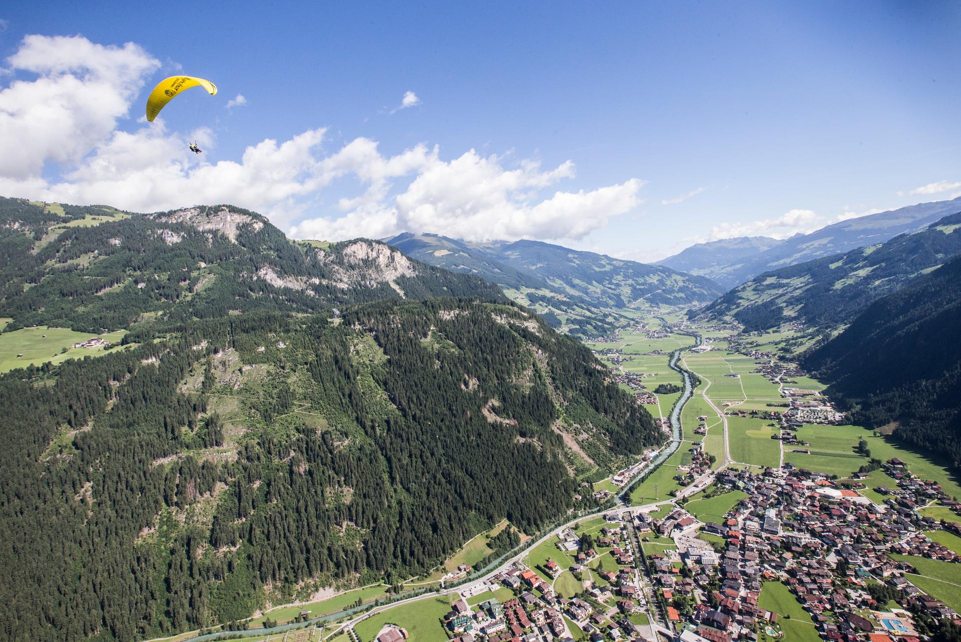Paragliding-above-Mayrhofen