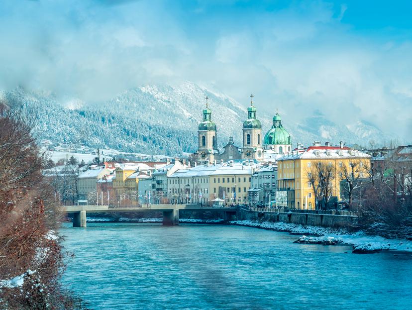 https://a.storyblok.com/f/150663/5257x3953/056cea883b/innsbruck-winter-city-break.jpg