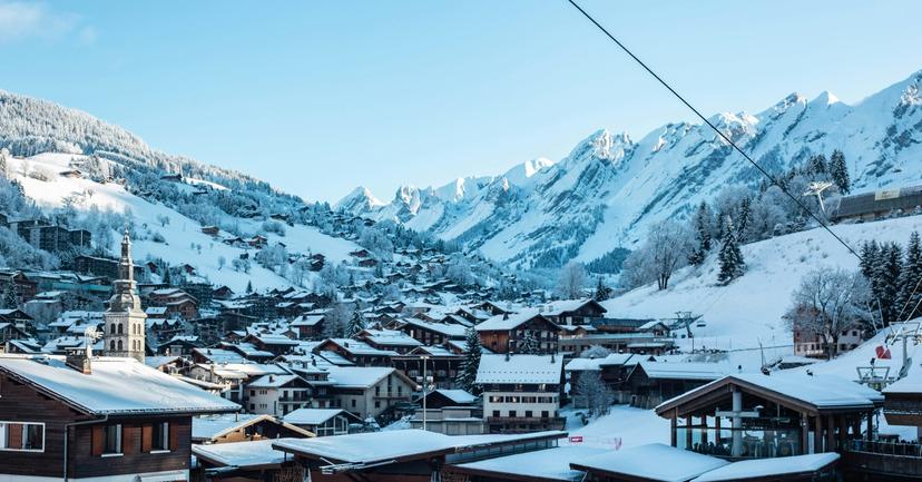https://a.storyblok.com/f/150663/5472x2866/19626ca404/la-clusaz-france-aerial.jpg