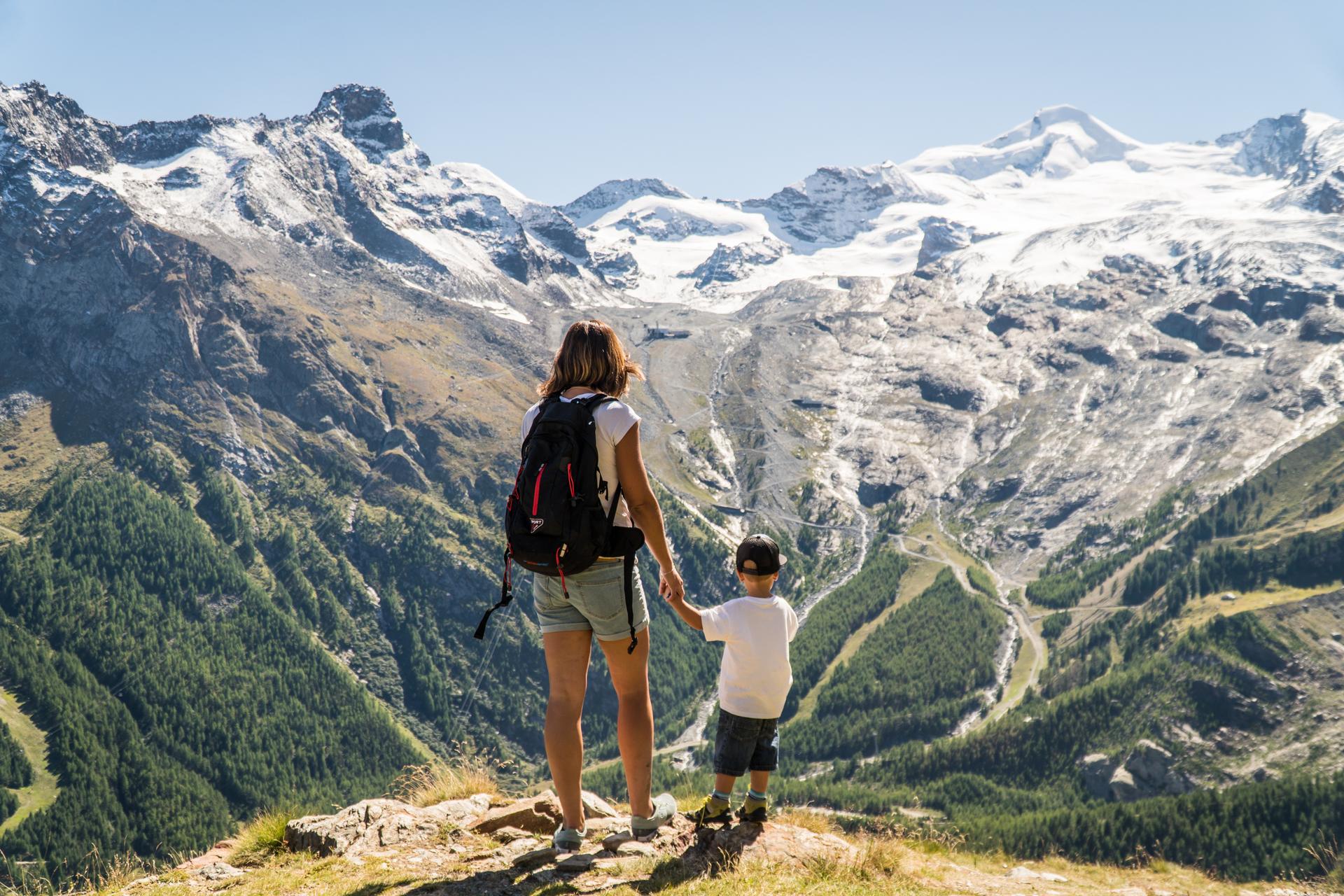 Saas-Fee-Hiking-Family-Looking-View