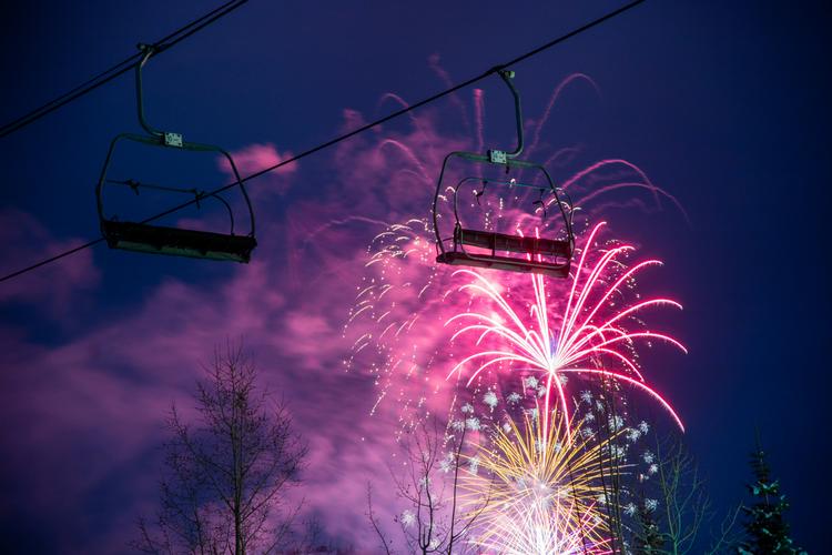 fireworks-at-night-skiing